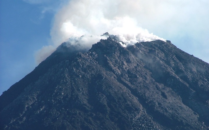Gunung Merapi mengeluarkan awan panas pada Sabtu (11 - 3 / 2023). Dok Twitter @TRCBPBDDYI