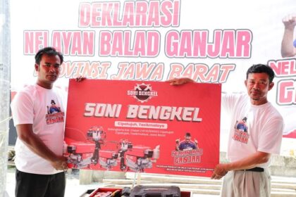 Ketua bersama Nelayan Balad Ganjar Jawa Barat, Gunawan menggandeng bengkel milik Sony di Desa Sindangkerta, Kecamatan Cipatujah, memberi bantuan berupa peralatan perbaikan kapal seperti mesin pres, mesin las, dan lain-lain, Minggu (20/3). Foto: Nelayan Balad