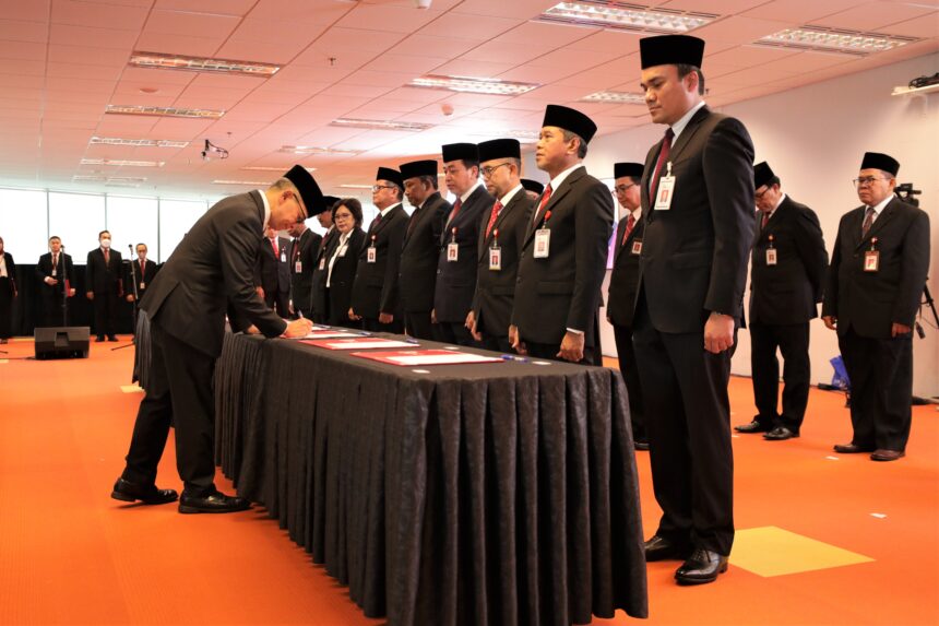 Ketua Dewan Komisioner OJK Mahendra Siregar, Rabu ini melantik dan mengambil sumpah jabatan 22 pimpinan Satuan Kerja pejabat setingkat Deputi Komisioner dan Kepala Departemen di kantor OJK Wisma Mulia 2, Jakarta.foto/istimewa