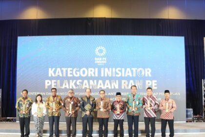 Penghargaan diserahkan langsung oleh Kepala Badan Nasional Penanggulangan Terorisme (BNPT) Komjen. Pol. Boy Rafli Amar kepada Direktur Jenderal (Dirjen) Politik dan Pemerintahan Umum (Polpum) Bahtiar yang hadir mewakili Menteri Dalam Negeri (Mendagri) Muhammad Tito Karnavian.