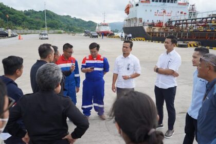 PT Pertamina International Shipping (PIS) sukses melakukan kegiatan salvage atau pertolongan terhadap Kapal MT Kristin yang kini telah bersandar di dermaga PT Pantai Damai Sejahtera (PDS), Lombok Barat. Foto: Dok PIS