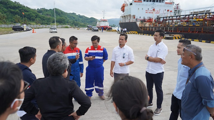 PT Pertamina International Shipping (PIS) sukses melakukan kegiatan salvage atau pertolongan terhadap Kapal MT Kristin yang kini telah bersandar di dermaga PT Pantai Damai Sejahtera (PDS), Lombok Barat. Foto: Dok PIS