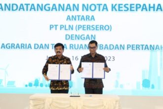 Penandatanganan kerja sama dilakukan oleh Menteri ATR/BPN, Hadi Tjahjanto dan Direktur Utama PLN, Darmawan Prasodjo, pada Kamis (16/3) di PLN Kantor Pusat, Jakarta. Foto: PT PLN (Persero).