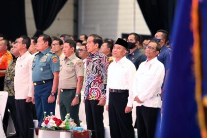 Presiden Republik Indonesia (RI) Joko Widodo (Jokowi) memberikan butir-butir arahan pada seluruh komponen pemerintah dalam Rapat Koordinasi Nasional (Rakornas) Penanggulangan Bencana (PB) Badan Nasional Penanggulangan Bencana (BNPB) Tahun 2023 di JiExpo Kemayoran, Jakarta Pusat, Kamis dan Jumat (2-3/3). Foto: BNPB