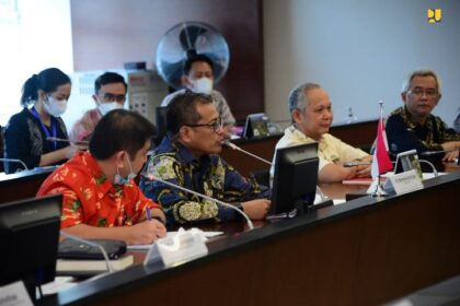 Menteri PUPR Basuki Hadimuljono menyambut kunjungan delegasi dari Jepang yang dipimpin oleh Advisor, The Building Center of Japan Senior Advisor, Japan Bank for International Cooperation (JBIC) Dr Hiroto Izumi di Hotel Fairmont, Jakarta, Kamis (30/3/2023) malam.