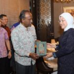 Menaker Ida Fauziyah dan Menteri Sumber Manusia Malaysia V Sivakumar melakukan pertemuan pada Sabtu (18/3) di Kuala Lumpur, Malaysia. Foto: Kemnaker