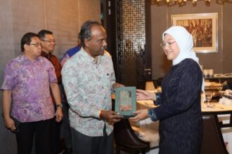 Menaker Ida Fauziyah dan Menteri Sumber Manusia Malaysia V Sivakumar melakukan pertemuan pada Sabtu (18/3) di Kuala Lumpur, Malaysia. Foto: Kemnaker
