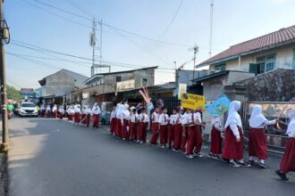 Menyambut bulan suci Ramadan 1444 Hijriah dan sekaligus menjelang libur sekolah anak-anak SDN 04 Cibubur melaksanakan pawai bersama di wilayah Jakarta Timur, belum lama ini. Foto: Joesvicar Iqbal/ipol.id