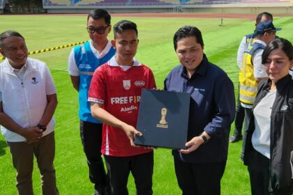 Menteri Pemuda dan Olahraga Republik Indonesia (Menpora RI) Zainudin Amali bersama Ketua Panitia Penyelenggara FIFA U-20 World Cup 2023 (LOC), Erick Thohir secara maraton meninjau venue-venue calon penyelenggara pertandingan Piala Dunia U-20 2023. Pada Minggu (12/3) pagi giliran singgah ke kota Solo, untuk memonitor langsung pengerjaan Stadion Manahan.(foto:noc)