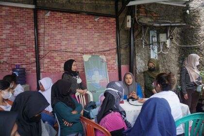 Gandeng bidan lulusan Kampus RSCM Jakarta, Srikandi Ganjar Jabodetabek menggelar penyuluhan kesehatan bagi milenial perempuan dan para ibu di Jalan Kenanga 01, No 10, RT 05 RW 05, Pisangan Timur, Matraman, Jakarta Timur, Kamis (30/3). Foto: Srikandi