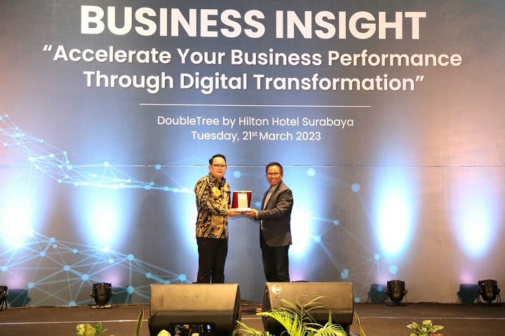 Sekretaris Daerah Provinsi Jawa Timur Adhy Karyono A.KS., M.AP (kiri) dan EVP Telkom Regional V Djatmiko (kanan) pada pembukaan acara Business Insight di Surabaya (21/3). Foto: Telkom Indonesia
