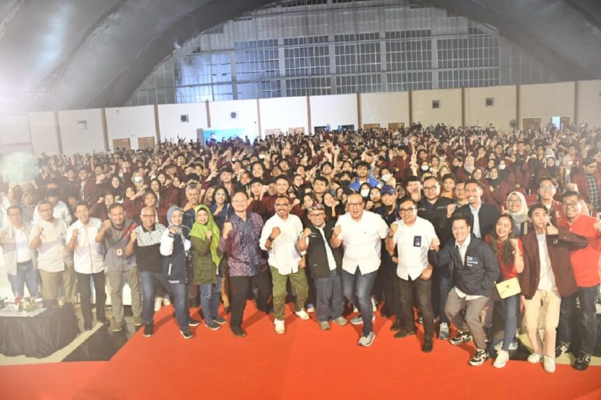 Staf Khusus III Menteri BUMN Arya Sinulingga, Rektor Telkom University Prof. Dr. Adiwijaya, dan narasumber lainnya berfoto bersama dengan seluruh peserta acara BUMN Goes to Campus (BGTC) yang diadakan di Telkom University, Bandung. Foto: Telkom Indonesia