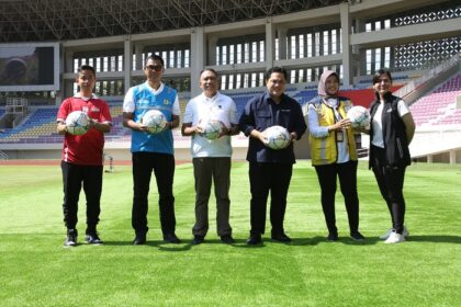 Ketua Umum PSSI, Erick Thohir didampingi Menteri Pemuda dan Olahraga (Menpora) Zainudin Amali, Wali Kota Solo, Gibran Rakabuming Raka, Direktur Utama PT PLN (Persero) Darmawan Prasodjo, dan Direktur Prasarana Strategis Kementerian Pekerjaan Umum dan Perumahan Rakyat (PUPR) Essy Asiah mengecek kesiapan Stadion Manahan Solo yang akan menjadi salah satu tempat perhelatan Piala Dunia U-20, Minggu (12/3). Foto: PT PLN (Persero)