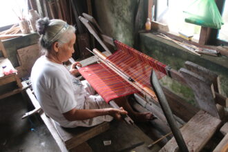 fedex perempuan penenun bali