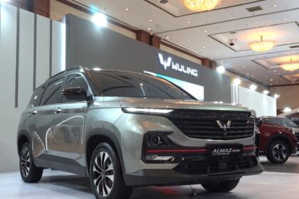 Wuling menampilkan Almaz RS yang dilengkapi fitur berkendara yang inovatif untuk lalui berbagai medan di GJAW 2023. Foto: Wuling