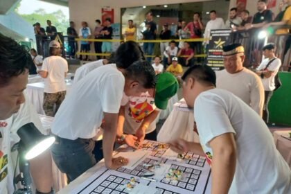 Jalin silaturahmi - Para komunitas batu akik yaitu Bacan, Pandan, Anggur, Garut, Kalimaya, dan Wulung mengikuti kontes yang digelar di Pasar Rawa Bening, Jatinegara, Jakarta Timur, Minggu (12/3). Foto: Joesvicar Iqbal/ipol.id