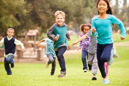 Aktivitas anak di luar ruang sangat diperlukan dalam tumbuh kembang mereka. Foto: CDC