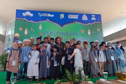 Puluhan anak berswafoto bersama General Manager Apartemen Kalibata City, Martiza Melati dan warga Cinta Kalibata City, Hj. Musdalifah Pangka usai mengikuti perlombaan Adzan dan Hifzil atau menghafal Al-Qur’an di Apartemen Kalibata City, Pancoran, Jakarta Selatan, Minggu (26/3). Foto: Kalcit