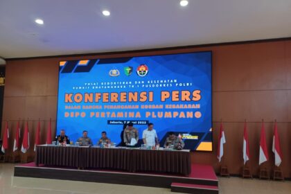 Commander DVI Polri, Kombes Pol Fauzi (pojok kiri) saat konfrensi pers terkait 15 jenazah dan satu body part korban kebakaran Depo Plumpang, Jakarta Utara di Rumah Sakit (RS) Polri, Kramat Jati, Jakarta Timur, Selasa (7/3). Foto: Joesvicar Iqbal/ipol.id