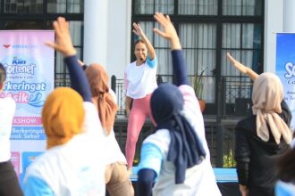 Tampak kegiatan olahraga Pound Fit yang diadakan SoKlin Softener Complete Care di Gedung Sate, Bandung, Jabar. Foto: Wings Group