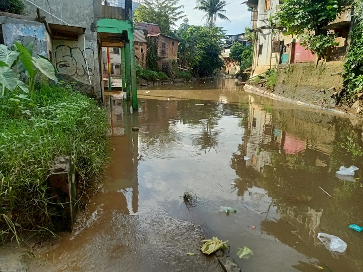 oal banjir luapan Kali Item di permukiman warga RW 07, Kelurahan Cililitan, Kecamatan Kramat Jati masih dicarikan cara penyelesaiannya oleh jajaran Pemkot Jakarta Timur, Senin (27/3).