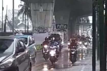 alan Ciledug Raya, Cipulir, Kebayoran Lama, Jakarta Selatan, sempat timbul genangan hingga membuat arus lalu lintas macet, namun dalam 30 menit genangan sudah cepat surut, Jumat (3/3) sore. Foto: Humas Polsek Kebayoran Lama