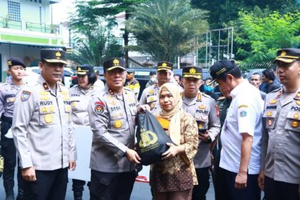 Sebanyak 2 ribu paket sembako bantuan kemanusiaan dari Kapolri dibagikan ke seluruh jajaran Polres Metro Jakarta Selatan dan agar segera didistribusikan ke masyarakat membutuhkan, Rabu (29/3). Turut hadir Kepala Divisi Humas Polri, Irjen Dedi Prasetyo langsung memberikan sembako ke warga setempat. Foto: Divhumas Polri