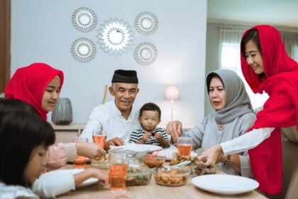 Keluarga, warga masyarakat Umat Muslim yang menjalankan puasa Ramadan perlu memperhatikan pola makan dan minum serta menjaga kondisi tubuh dari penyakit. Foto: Halodoc