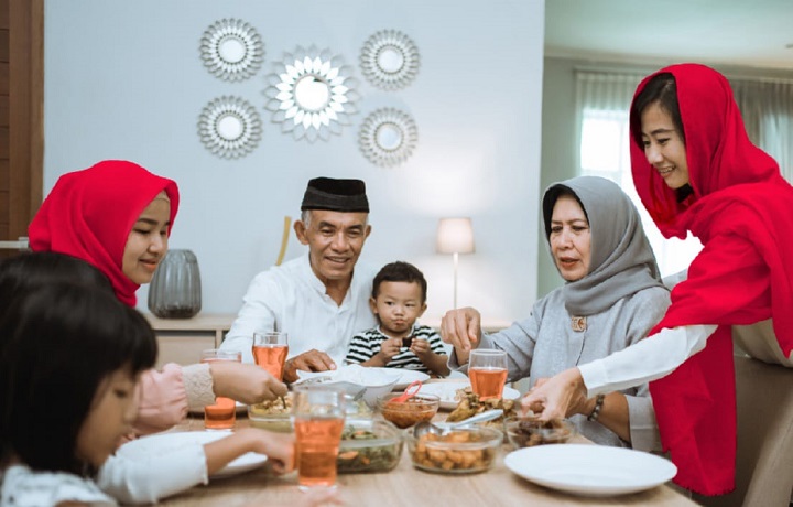 Keluarga, warga masyarakat Umat Muslim yang menjalankan puasa Ramadan perlu memperhatikan pola makan dan minum serta menjaga kondisi tubuh dari penyakit. Foto: Halodoc