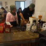Para milenial senang mengikuti pelatihan barista yang digelar oleh Srikandi Ganjar Jabodetabek bekerja sama dengan Cafe Poetra Bangsa di Cibinong Baru, Kabupaten Bogor, Jawa Barat pada Kamis (23/3). Foto: Srikandi