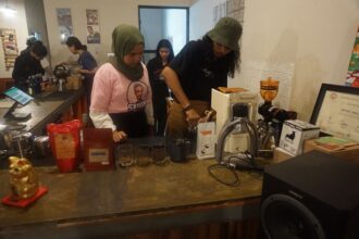 Para milenial senang mengikuti pelatihan barista yang digelar oleh Srikandi Ganjar Jabodetabek bekerja sama dengan Cafe Poetra Bangsa di Cibinong Baru, Kabupaten Bogor, Jawa Barat pada Kamis (23/3). Foto: Srikandi