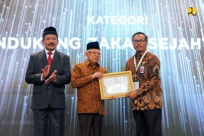 Menteri Pekerjaan Umum dan Perumahan Rakyat (PUPR) Basuki Hadimuljono menerima penghargaan Badan Amil Zakat Nasional (Baznas) Award 2023 Kategori Menteri Pendukung Zakat Sejahterakan Ummat. Foto: PUPR