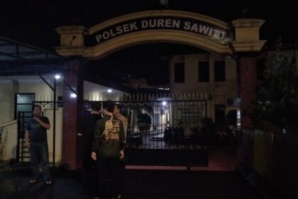 Korban begal seorang perempuan nasabah bank di kawasan Duren Sawit, Jakarta Timur, melaporkan peristiwa perampokan yang dialaminya ke Mapolsek Duren Sawit, Kamis (2/3). Foto: Dok Pol