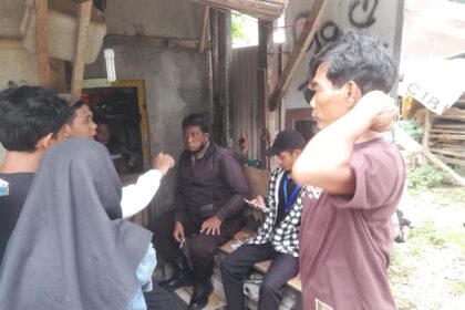 Warga di Jalan Datuk Tonggara, Kramat Jati, Jakarta Timur, mengamankan debt collector yang diduga mengancam seorang anak di bawah umur merupakan anak nasabah bank keliling, Selasa (28/2). Foto: Dok Warga
