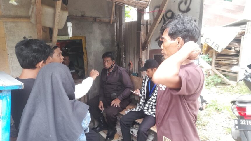 Warga di Jalan Datuk Tonggara, Kramat Jati, Jakarta Timur, mengamankan debt collector yang diduga mengancam seorang anak di bawah umur merupakan anak nasabah bank keliling, Selasa (28/2). Foto: Dok Warga