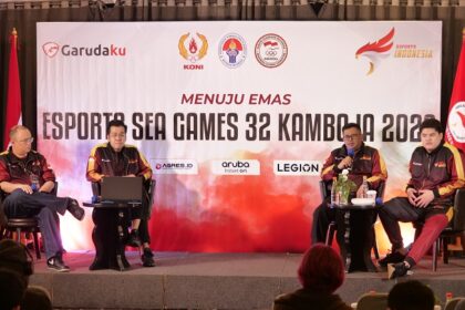 (Kiri-Kanan) Ashadi Ang, Kepala Bidang Humas dan Komunikasi PB ESI; Kepala Badan Tim Nasional Esports SEA Games Tjahjono Prasetyanto; Kepala Pelatih Tim Nasional Esports SEA Games Yohannes Paraloan Siagian; dan Manajer Tim Nasional Mahatma Arfala Thohir.