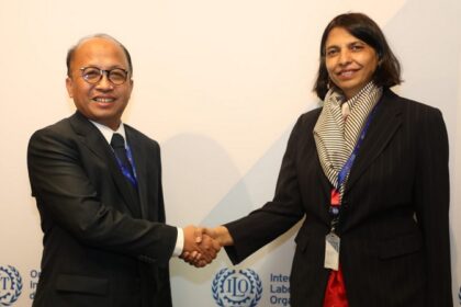 Sekretaris Jenderal Kemnaker Anwar Sanusi saat melakukan pertemuan bilateral dengan Sekretaris Ketenagakerjaan Kementerian Ketenagakerjaan India Ms. Arti Ahuja, Jenewa. Foto: Kemnaker