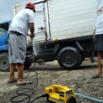 Para sopir membersihkan truknya dengan alat steam yang diberikan oleh Komunitas Sopir Truk (KST) Jawa Barat (Jabar) pendukung Ganjar Pranowo di Kampung Bantar Kopo, RT 11/04, Desa Bantar Jati, Bogor, Selasa (7/3). Foto: KST
