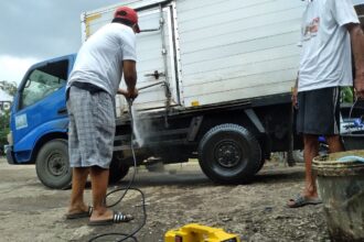 Para sopir membersihkan truknya dengan alat steam yang diberikan oleh Komunitas Sopir Truk (KST) Jawa Barat (Jabar) pendukung Ganjar Pranowo di Kampung Bantar Kopo, RT 11/04, Desa Bantar Jati, Bogor, Selasa (7/3). Foto: KST