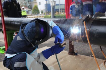 PT PGN Tbk selaku Subholding Gas Pertamina melakukan first welding pembangunan infrastruktur pipa gas bumi untuk PT Fajar Surya Wisesa Tbk (FSW) atau FajarPaper. Foto: Dok PGN Subholding