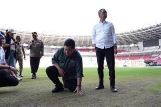 Erick Thohir mengecek kondisi Stadion Utama Gelora Bung Karno (SUGBK), Jakarta. Foto: PSSI