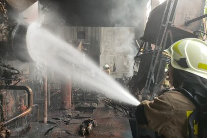 Sejumlah petugas Damkar Jakarta Timur (Jaktim), memadamkan api yang membakar dan menghanguskan tiga unit mesin genset PT Tobu Indonesia Steel di Kelurahan Jatinegara, Kecamatan Cakung, Senin (20/3) sore. Foto: Damkar Jaktim