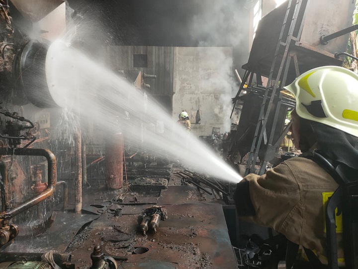 Sejumlah petugas Damkar Jakarta Timur (Jaktim), memadamkan api yang membakar dan menghanguskan tiga unit mesin genset PT Tobu Indonesia Steel di Kelurahan Jatinegara, Kecamatan Cakung, Senin (20/3) sore. Foto: Damkar Jaktim