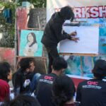 Ganjar Milenial Center (GMC) Jawa Barat bersama komunitas Lembaga Seni Lukis dan Kaligrafi (LSLK) mengadakan workshop cara melukis bagi para pemuda di wilayah Kecamatan Cibiru, Kota Bandung, Jawa Barat, Minggu (5/3). Foto: GMC