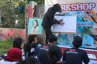 Ganjar Milenial Center (GMC) Jawa Barat bersama komunitas Lembaga Seni Lukis dan Kaligrafi (LSLK) mengadakan workshop cara melukis bagi para pemuda di wilayah Kecamatan Cibiru, Kota Bandung, Jawa Barat, Minggu (5/3). Foto: GMC