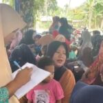 Sukarelawan Ganjar Milenial Center (GMC) menggelar sosialisasi terkait bahaya dan cara pencegahan stunting pada warga di Tanjung Haloban, Kecamatan Bilah Hilir, Kabupaten Labuhan Batu, Sumatera Utara (Sumut), Sabtu (4/3). Foto: GMC Sumut