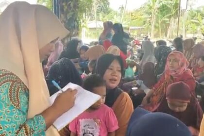 Sukarelawan Ganjar Milenial Center (GMC) menggelar sosialisasi terkait bahaya dan cara pencegahan stunting pada warga di Tanjung Haloban, Kecamatan Bilah Hilir, Kabupaten Labuhan Batu, Sumatera Utara (Sumut), Sabtu (4/3). Foto: GMC Sumut