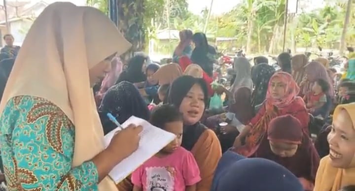 Sukarelawan Ganjar Milenial Center (GMC) menggelar sosialisasi terkait bahaya dan cara pencegahan stunting pada warga di Tanjung Haloban, Kecamatan Bilah Hilir, Kabupaten Labuhan Batu, Sumatera Utara (Sumut), Sabtu (4/3). Foto: GMC Sumut