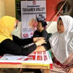 Warga lanjut usia (lansia) antusias untuk mengecek kesehatannya gratis di Dusun Karajan, RT 02 RW 02, Desa Pangulah Selatan, Kecamatan Kotabaru, Kabupaten Karawang, Jawa Barat, Rabu (8/3). Foto: GMP