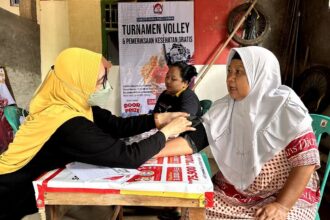 Warga lanjut usia (lansia) antusias untuk mengecek kesehatannya gratis di Dusun Karajan, RT 02 RW 02, Desa Pangulah Selatan, Kecamatan Kotabaru, Kabupaten Karawang, Jawa Barat, Rabu (8/3). Foto: GMP